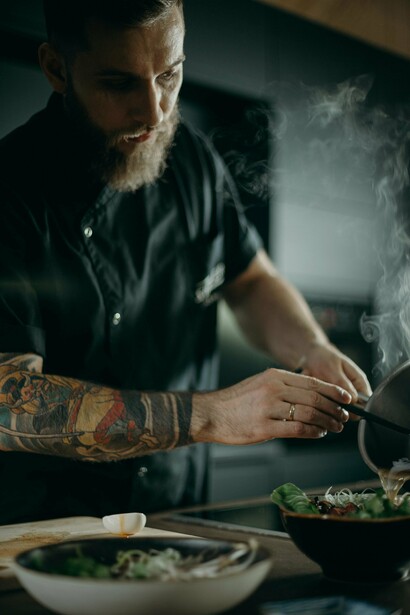 Uno chef che impiatta una zuppa