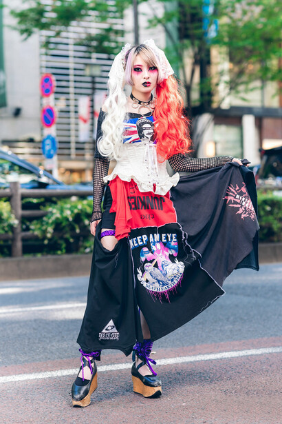 Joven portando un atuendo «vintage remake» en Tokio, Japón