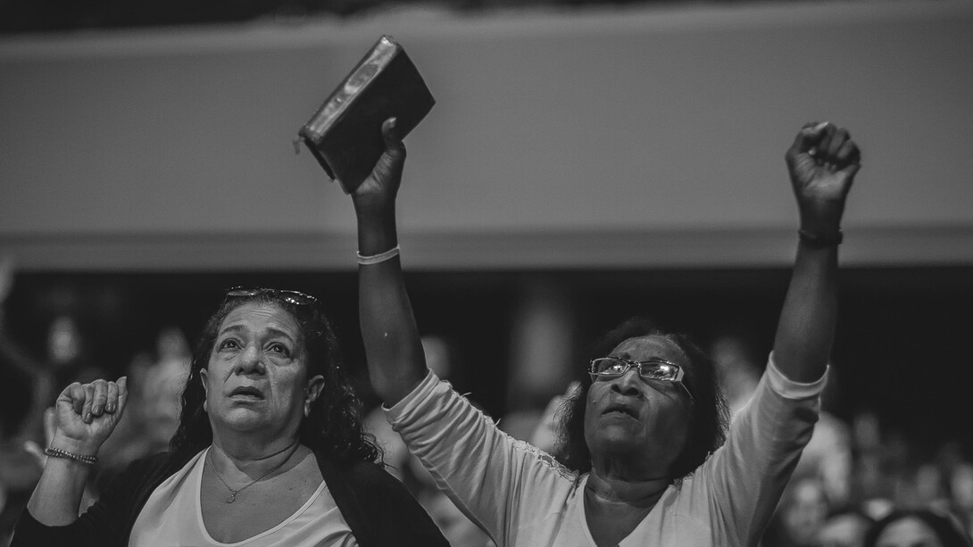 A diversidade religiosa no Brasil reflete mudanças expressivas, com o catolicismo em declínio e o evangelismo em crescimento. Esses números destacam transformações demográficas e culturais impactantes no país