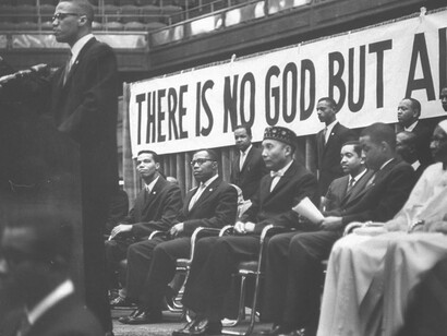 El líder de «Nation of Islam», Elijah Muhammad, escucha a Malcolm X hablar en 1961