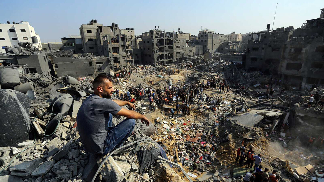 Un hombre observa incrédulo, la devastación producto de los bombardeos en la región de Gaza