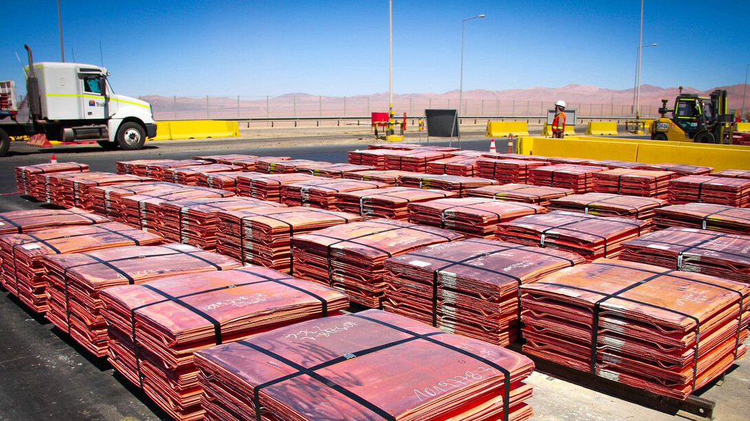 Cátodos de cobre preparados para ser transportados dentro de la cadena del proceso de exportación