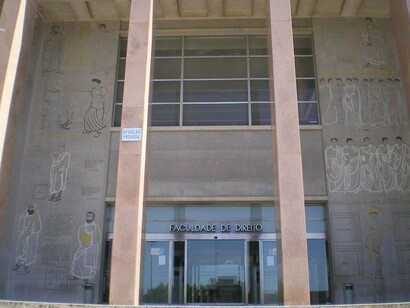 Fachada da Faculdade de Direito da Universidade de Lisboa com obras de Almada Negreiros