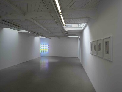 View of the exhibition “Double Eye Poke: Lynda Benglis, Dan Flavin, Sol LeWitt, Bruce Nauman”, kamel mennour (47, rue Saint-André des Arts), Paris, 2015, Curator: Béatrice Gross © Photo. Fabrice Seixas © Dan Flavin / ADAGP, Paris, Collection Frac Nord-Pas de Calais, Dunkerque, France © Bruce Nauman / ADAGP, Paris, Courtesy the artists

