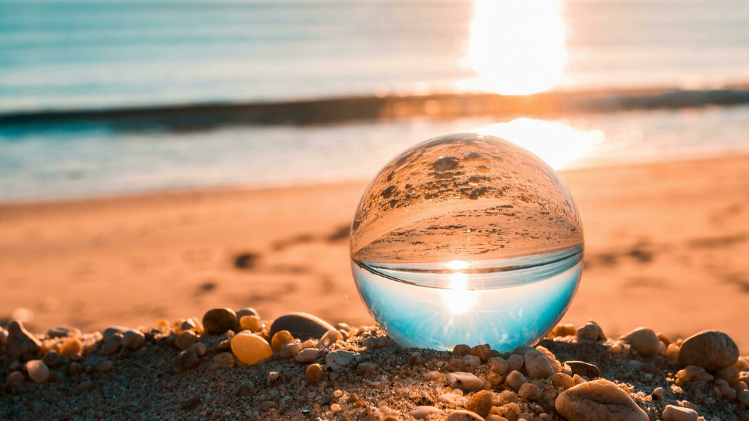 Agosto é campo, praia, descanso e luz. Nada se equipara à sensação de viver um agosto memorável. É o contraste entre o calor do dia e a frescura das noites de verão, que faz querer sair à rua e usufruir de passeios noturnos amenos e ligeiros. É o momento de recarregar baterias e prepararmo-nos para uma nova fase