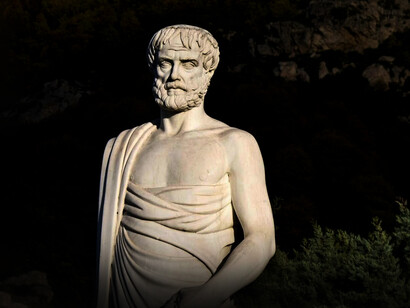 Estatua en honor a Aristóteles (384-322 a.C.) considerado, junto a Platón, el padre de la filosofía occidental