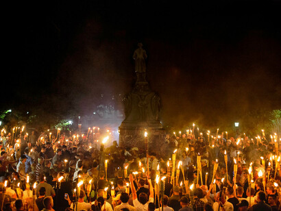 Marcha de los supremacistas blancos durante la noche del viernes 11 en Charlottesville