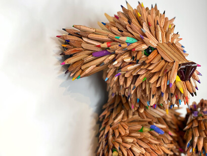 Arte da riciclo, cagnolino realizzato con matite colorate. © Federico Uribe. Collegando gli oggetti in modi così nuovi, Uribe riflette sulla presenza fondamentale della Natura