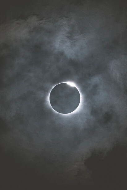 Eclissi di luna. Si è insomma creato un viluppo perverso, in cui istituzioni amministrative e politiche, istituzioni artistiche e culturali, sistema mediatico, agiscono ciascuno alimentando la logica di questa spirale