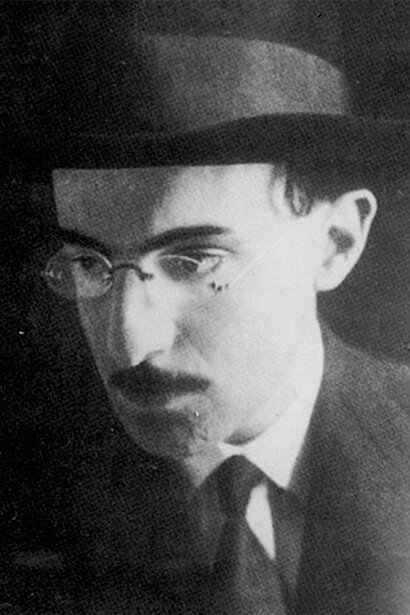 Poeta Fernando Pessoa. Pessoa multiplica-se num património imaterial que se traduz materialmente em poesia
