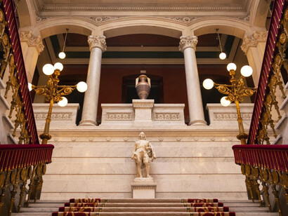 Vista de la escalera principal del edificio de la Real Academia Española