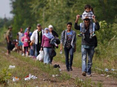 Migrantes caminando hacia el centro de Europa