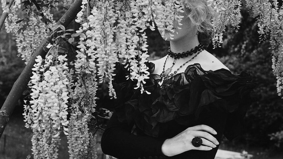 Albert Watson, Blumarine, Scozia - autunno/inverno 1987/88. Modella: Lisa Kaufmann. Photo by Albert Watson