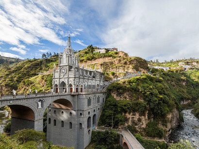 En esta perspectiva se unen los conocimientos cuánticos y de la ciencia más avanzada con el chamanismo ancestral, que también trata la capacidad humana de crear realidad y de expandir la consciencia armonizando el Ser que Somos. Santuario de Las Lajas, Ipiales, Colombia