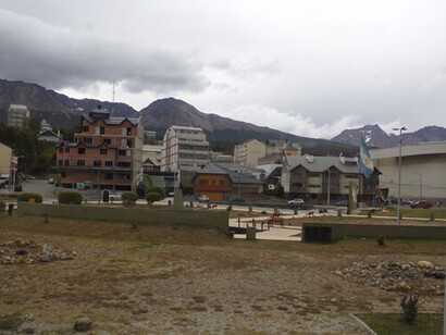 El gobierno de Javier Milei, en su afán por sostener una alianza irrestricta con las potencias occidentales, parece desatender los riesgos geopolíticos que eso conlleva en el plano regional y para los intereses soberanos del país. Plaza Islas Malvinas,2014, Ushuaia, Tierra del Fuego, Argentina