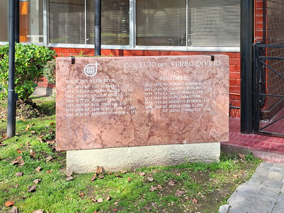 La primera señal del poder que tenían llegó desde Guatemala, cuando el general Efraín Ríos Montt, miembro de la iglesia neopentecostal "El Verbo", llegó al poder mediante un golpe de Estado y con el apoyo de Ronald Reagan. Colegio del Verbo Divino, Las Condes, Santiago, Chile