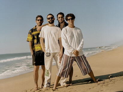 La colaboración con Akapellah potencia esa propuesta al unir la cadencia musical de la banda con la fuerza narrativa del rap