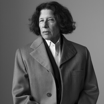 En un ecosistema que premia la copia y la adaptación permanente, Lebowitz encarna la rara persistencia de una identidad que no se pliega a las expectativas del grupo