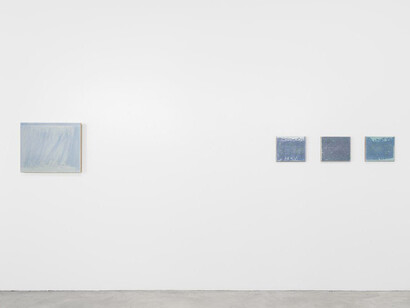 John Zurier, along – between, exhibition view. Courtesy of the artist and Galerie Nordenhake Berlin, Stockholm, Mexico City