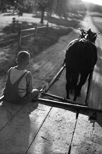 René Groebli, Bub auf Karren, Landdienst (306), 1946. Courtesy of Bildhalle Gallery