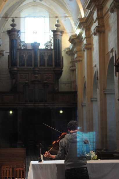 Viola tuning with the Louis XIV organ in the distance © Rozenn Quéré Brussels 2015