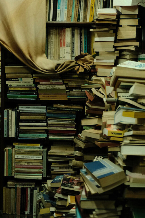 Como autor, Rodríguez Fer ha cultivado un diálogo constante entre poesía, memoria histórica y compromiso lingüístico, tanto en su país como en el extranjero