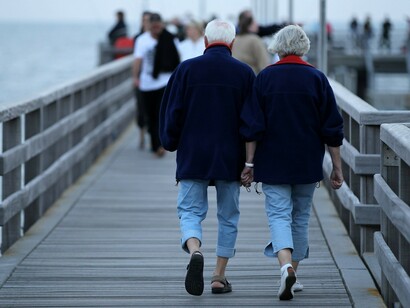 Personas mayores de paseo junto al mar