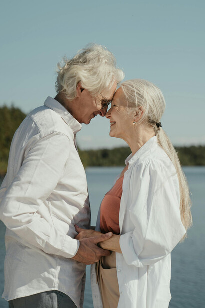 Con il cuore possiamo sfuggire alla violenza dell’oblio, è con il cuore che possiamo colmare la solitudine del silenzio che invade la lontananza, che si impregna di assenza