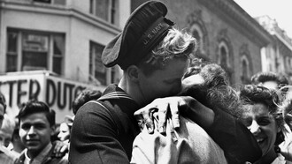 Militares estadounidenses celebran con un beso los rumores de la rendición de Alemania en 1945 