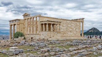 Aristóteles reflexionó profundamente sobre la organización política y social de la ciudad-Estado griega, vinculando su desarrollo con la naturaleza humana. Acrópolis de Atenas, Grecia