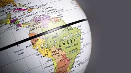 Región de América Latina en un globo terráqueo
