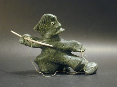 Cacciatore con arpone, serpentino verde, osso, tendine animale, perle di quarzo. Le popolazioni stanno progressivamente modificando i propri stili di vita adattandosi a nuovi modelli culturali, perdendo di fatto il contatto con le proprie radici ancestrali