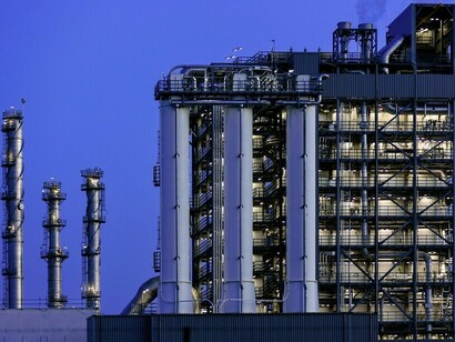 Un complejo industrializado de procesamiento en funcionamiento al atardecer