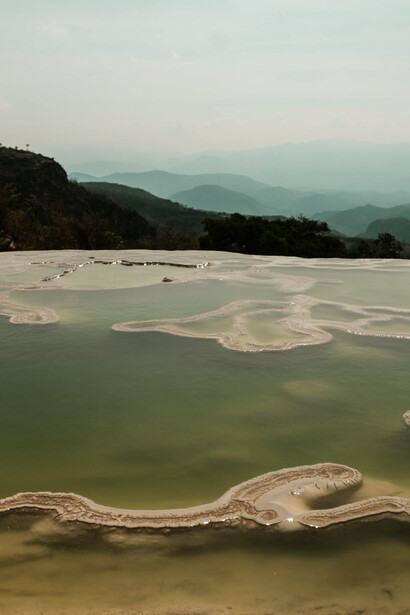 Formazione di rocce color lime in un lago in Messico