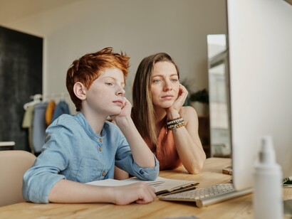 Filho observa a estrutura da escola que talvez irá escolher