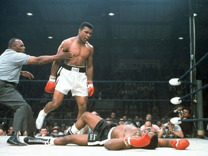 Muhammad Ali tumba a Sonny Liston