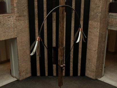 Luana Vitra, Bandera blanca, vista de exhibición. Cortesía de Pinacoteca