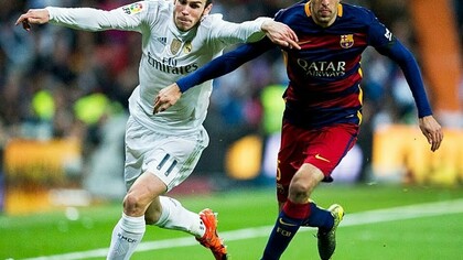 Sergio Busquets (F.C. Barcelona) y Gareth Bale (Real Madrid) disputan un balón