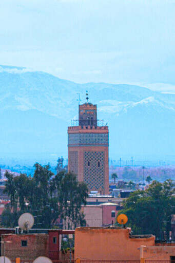 Entre terre rouge et sommets enneigés, Marrakech vit sous le regard immobile de l’Atlas au Maroc