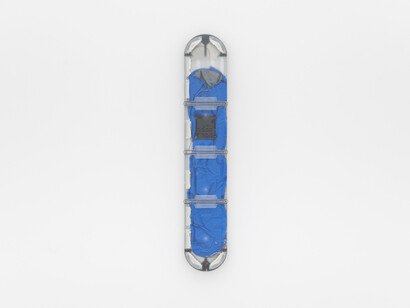 Phillip Lai, Untitled, 2023. Emergency vehicle light fitting chassis, cast epoxy resin, cast pewter, aluminum, steel brackets, miscellaneous wiring, modified sleeping bag, 153 x 29 x 10.6 cm. Courtesy of the artist and Kiang Malingue