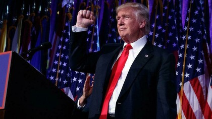 Trump levanta el puño