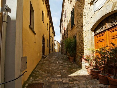 La cura dei vicoli riflette il forte senso civico degli abitanti, che collaborano attivamente con l'amministrazione per mantenere vivo e decoroso il borgo