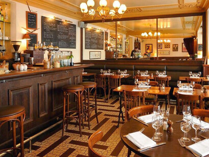 Aux marches du palais