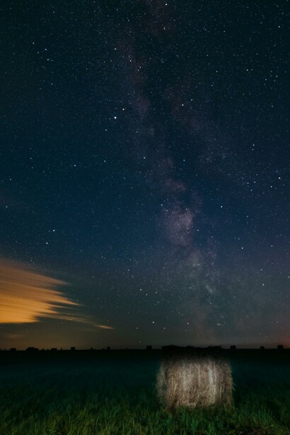 Um céu estrelado sobre um campo