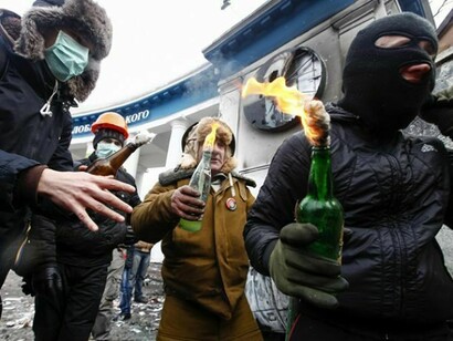 Manifestantes ucranianos preparando artefactos incendiarios