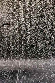 La instalación «Rain Room» de los artistas Hannes Koch y Florian Ortkrass