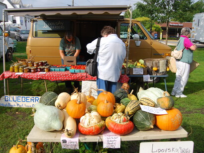 Food diversity at a farmers' market, Maine, USA, connecting farmers and consumers directly © Ashish Kothari