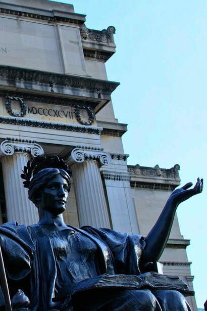 "Alma Mater", estatua de bronce instalada en la Biblioteca Low Memorial en la Universidad de Columbia, Daniel Chester French, 1903
