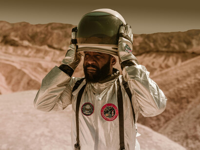 Hombre se quita el casco en otro planeta. Distintas circunstancias hacen a la ZH, pero ante todo la caracteriza la presencia de agua líquida