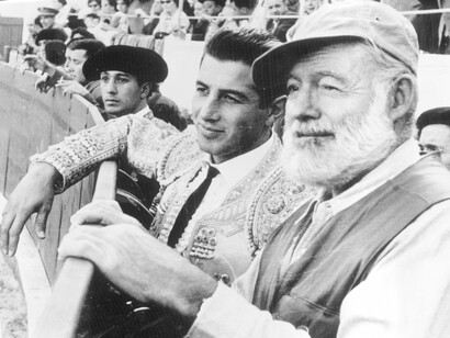 Antonio Ordóñez junto a Hemingway en el burladero
